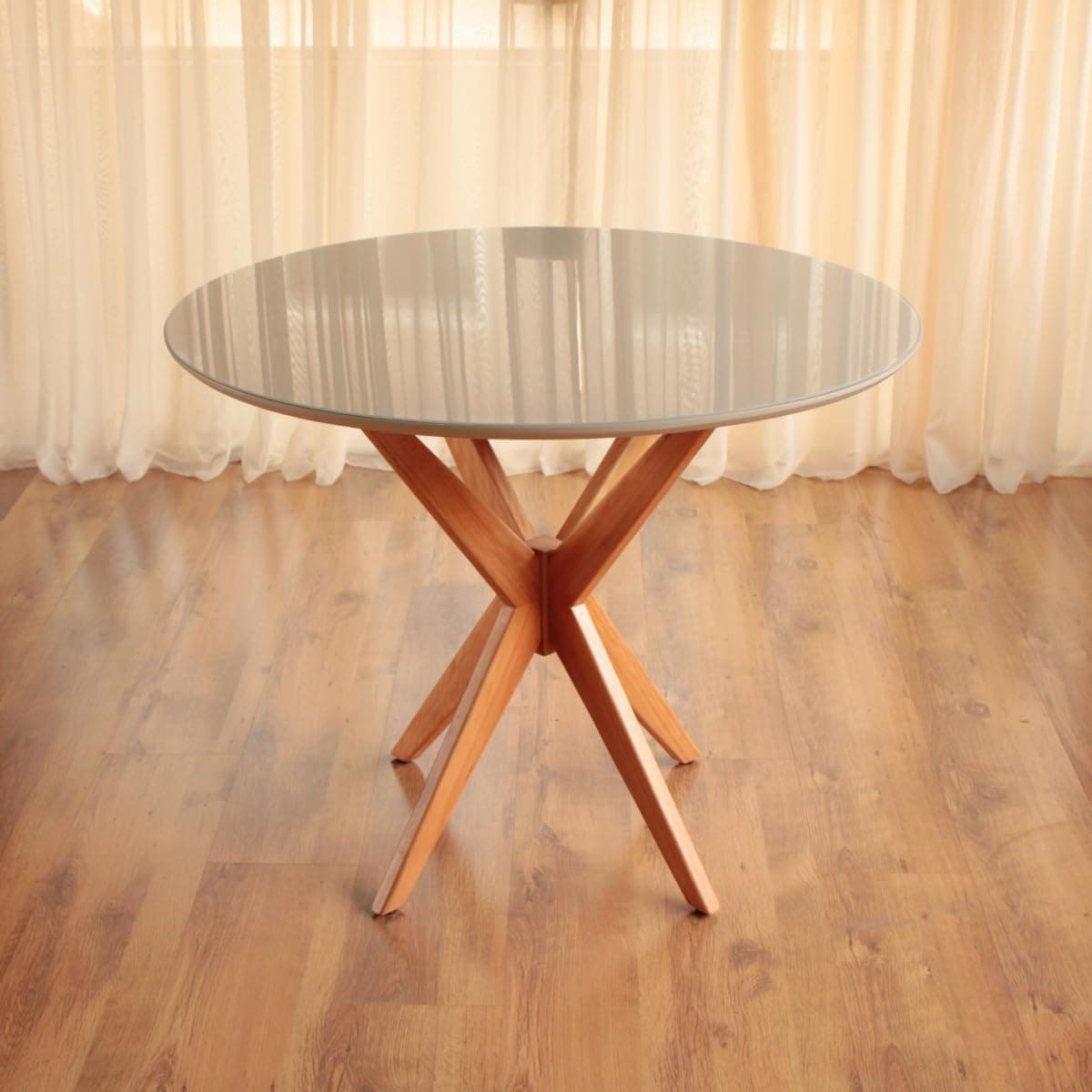 Mesa de Jantar Redonda Laqueada Tampo com Vidro Base Estrela em Madeira Maciça Mel (90 CM)