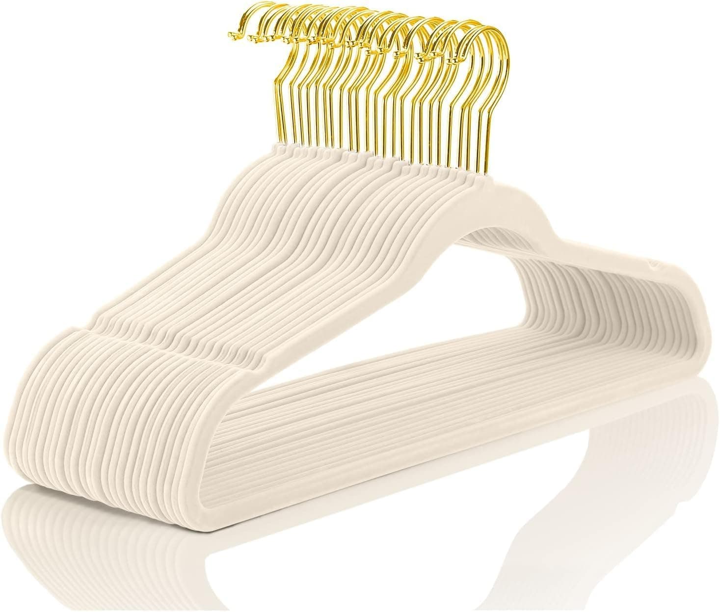 MIZGI Cabides de veludo premium, pacote com 30 peças, resistentes, antiderrapantes, slim, cabides de terno de veludo, marfim - ganchos dourados, cabides para roupas que economizam espaço