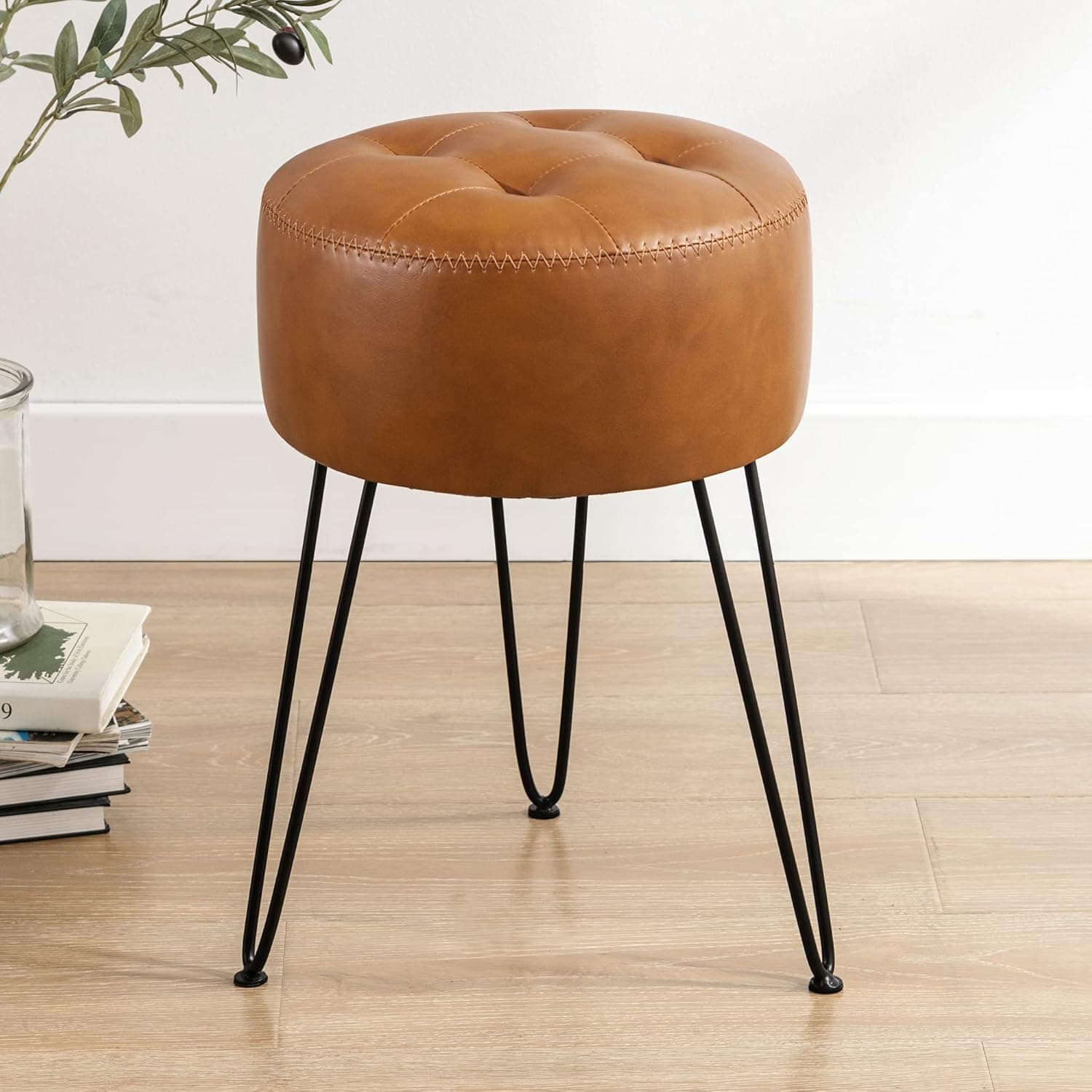 Banqueta redonda para sala de maquiagem, banco de maquiagem de couro tufado para penteadeira com perna de metal preto, banquinho estofado moderno para os pés, otomano para quarto e sala de estar
