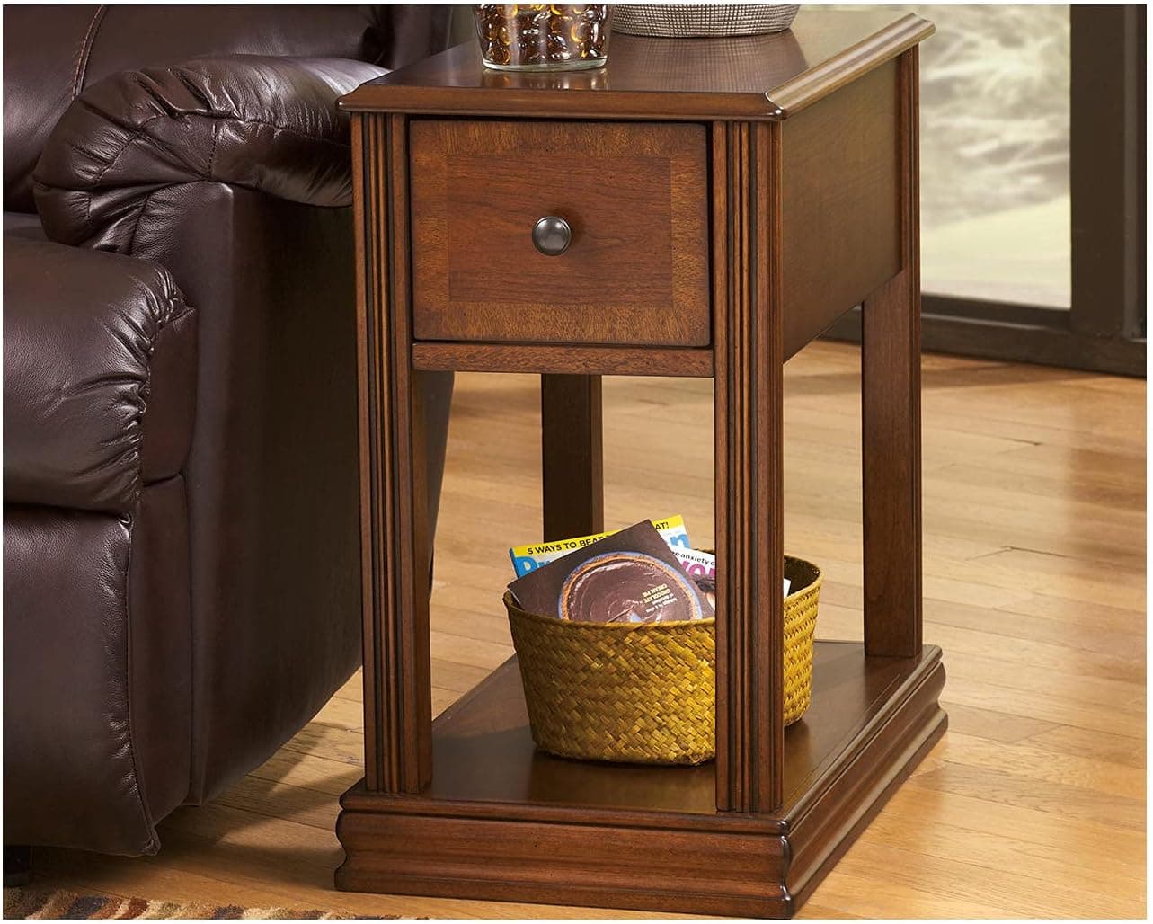 Signature Design by Ashley Breegin Mesa lateral para cadeira de madeira tradicional, marrom - Imagem 3