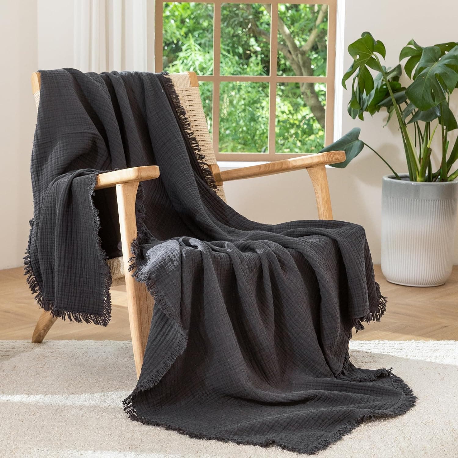 MooMee Cobertor de musselina - Cobertor de gaze de 4 camadas 100% algodão com franjas em toda a volta, ultramacio respirável leve refrescante decorativo para cama, sofá e sofá (cinza escuro, solteiro
