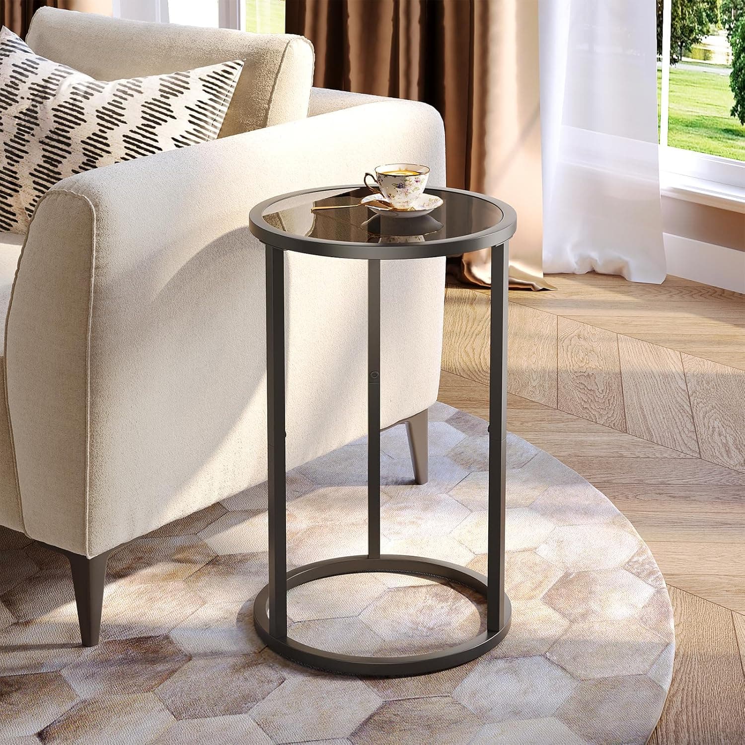 SAYGOER Mesa lateral pequena redonda de vidro para pequenos espaços, sofá estreito, mesa de cabeceira moderna com moldura de metal preto para quarto, sala de estar, fácil montagem