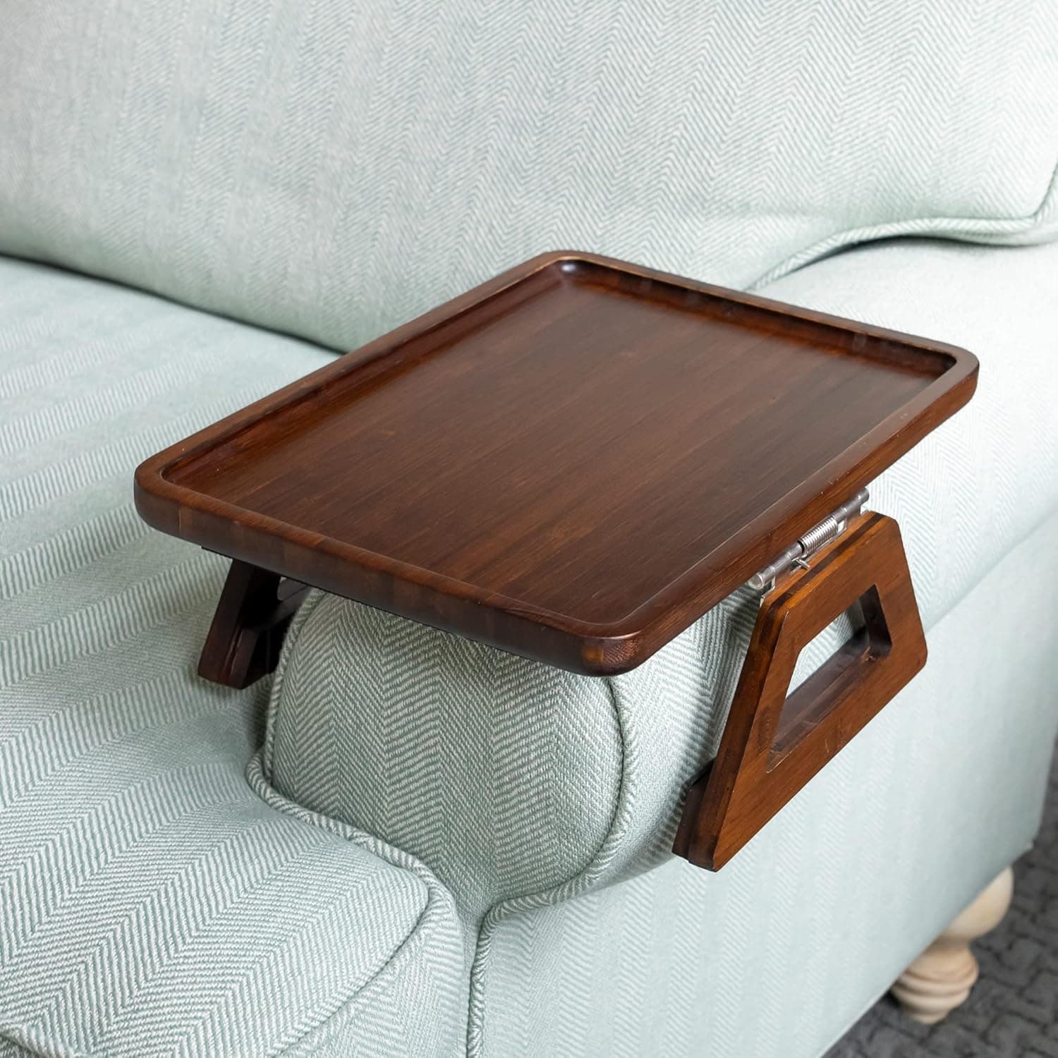 Grampo de mesa de braço na bandeja de sofá para sofás largos. Mesa de suporte de braço de sofá, mesa portátil, mesa de TV e mesas laterais para espaços pequenos. Mesa de braço estável para comer e beber mesa (marrom)