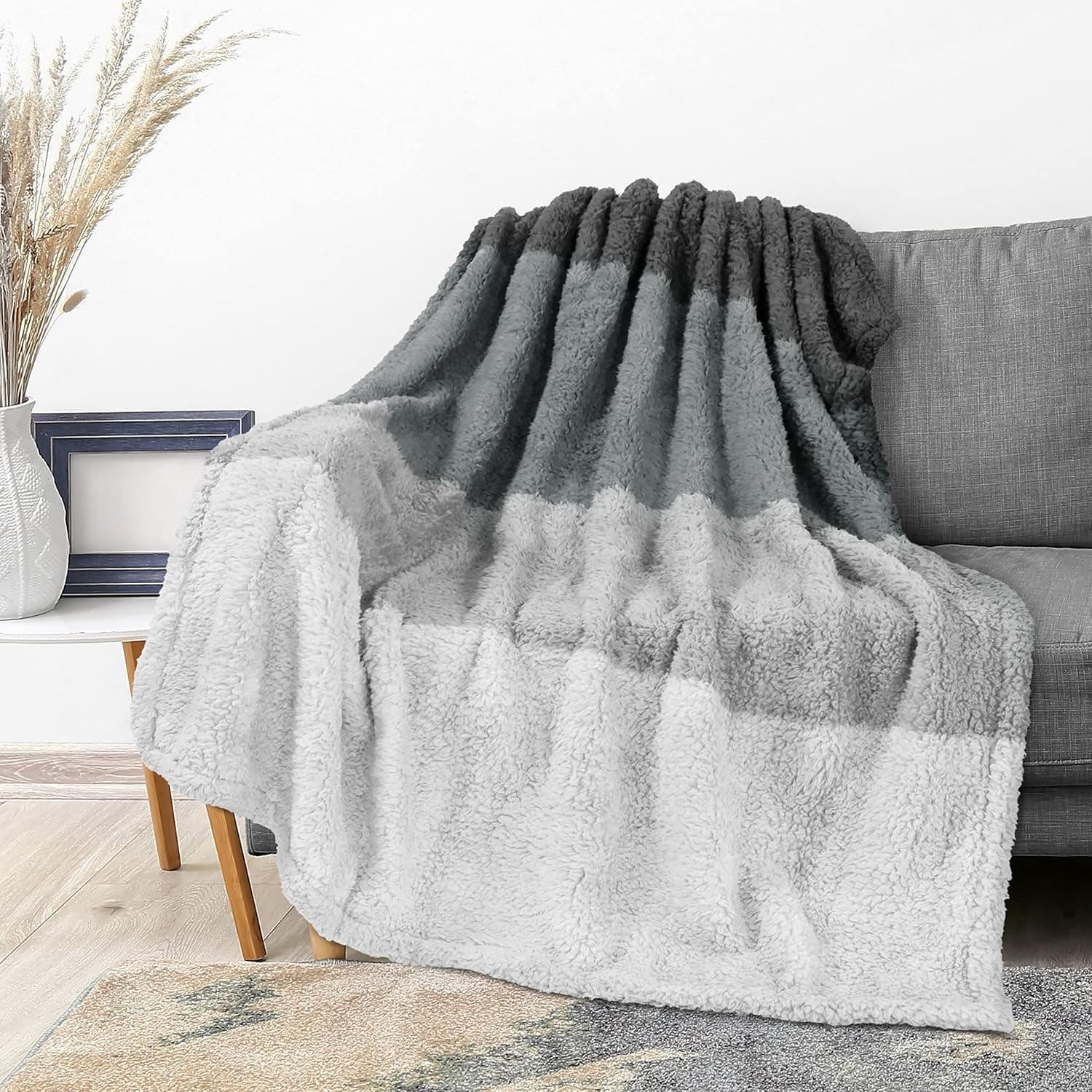 PAVILIA Cobertor Ombre Sherpa para sofá | Cobertor de sofá de microfibra aconchegante de pelúcia felpuda | Manta decorativa gradiente | 152 x 203 cm cinza carvão